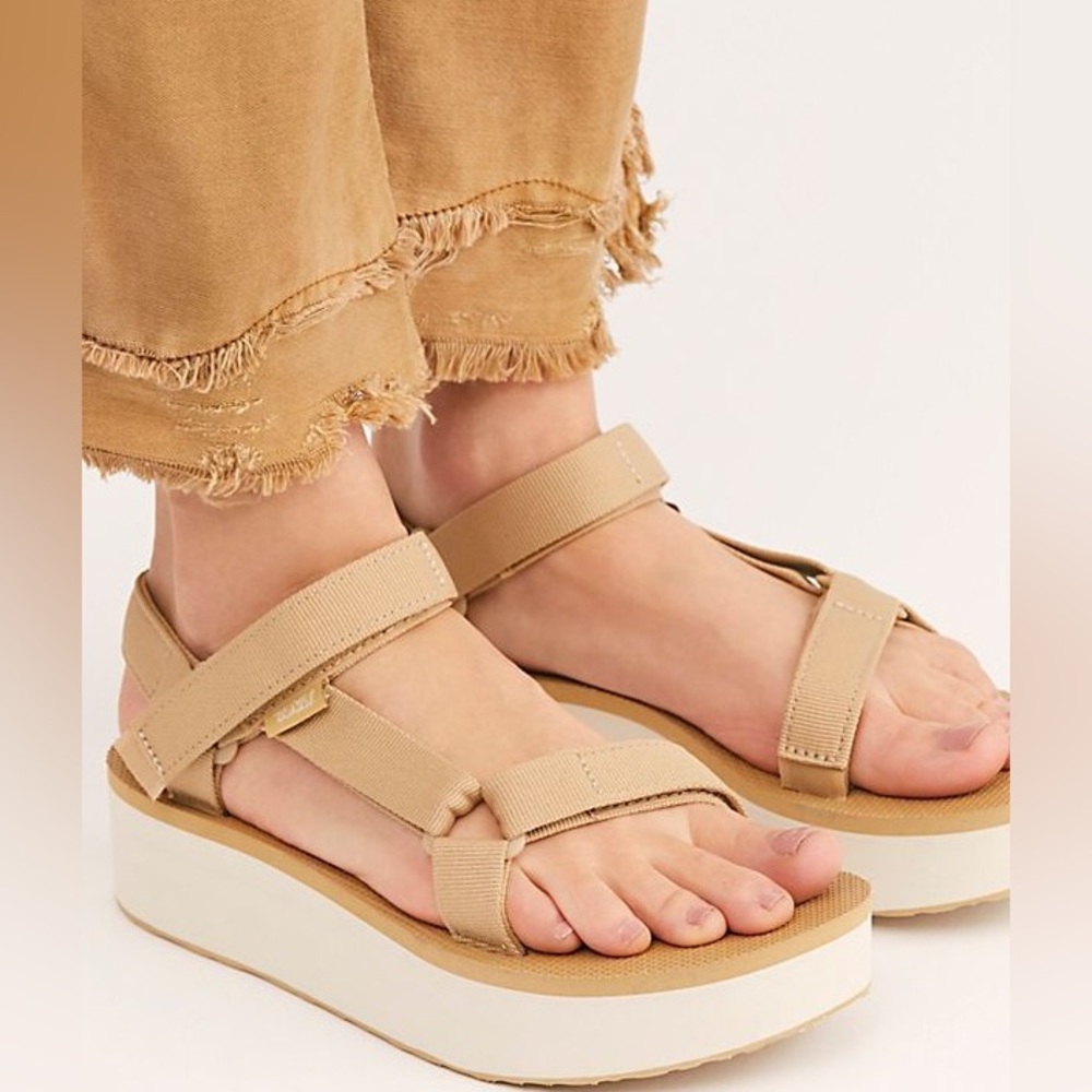 Teva Flatform in Lark. Size 7.